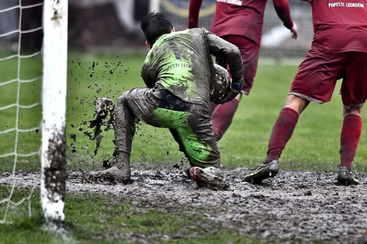 GALERIE FOTO Lupte în mocirlă! Imagini incredibile de la meciul Petrolului din liga a treia