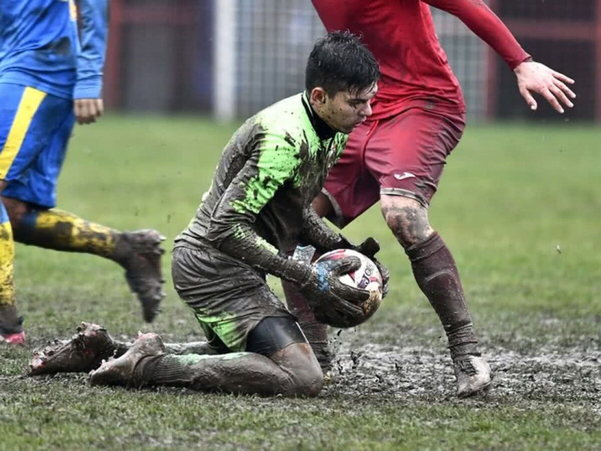 GALERIE FOTO Lupte în mocirlă! Imagini incredibile de la meciul Petrolului din liga a treia