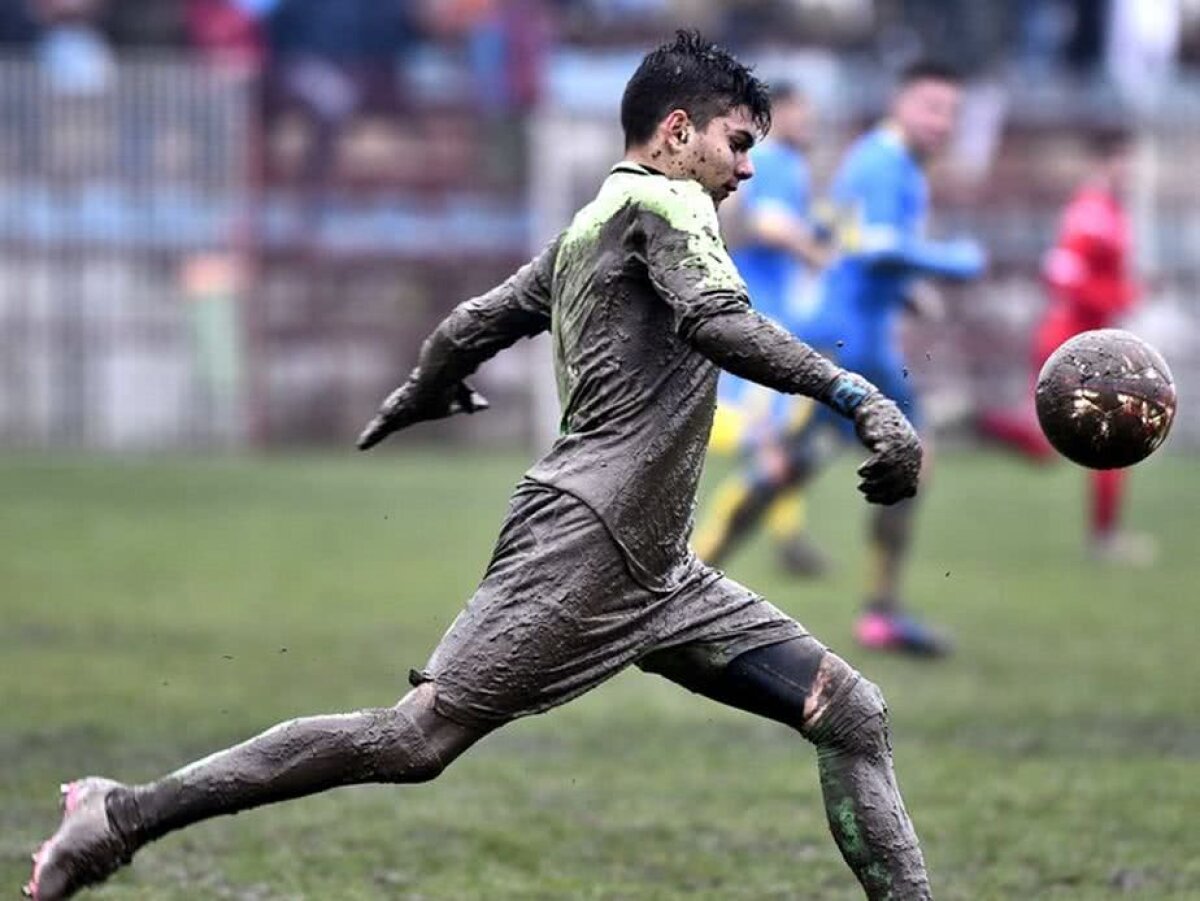 GALERIE FOTO Lupte în mocirlă! Imagini incredibile de la meciul Petrolului din liga a treia