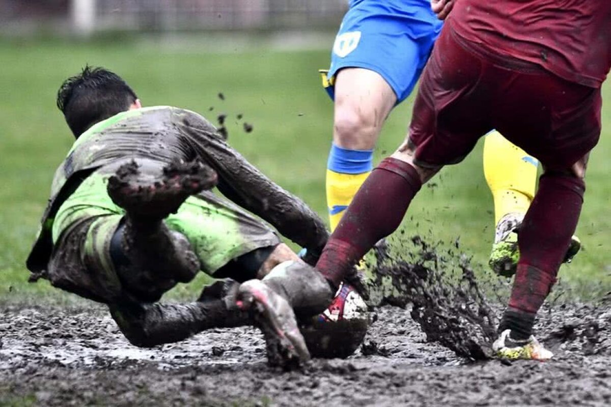 GALERIE FOTO Lupte în mocirlă! Imagini incredibile de la meciul Petrolului din liga a treia