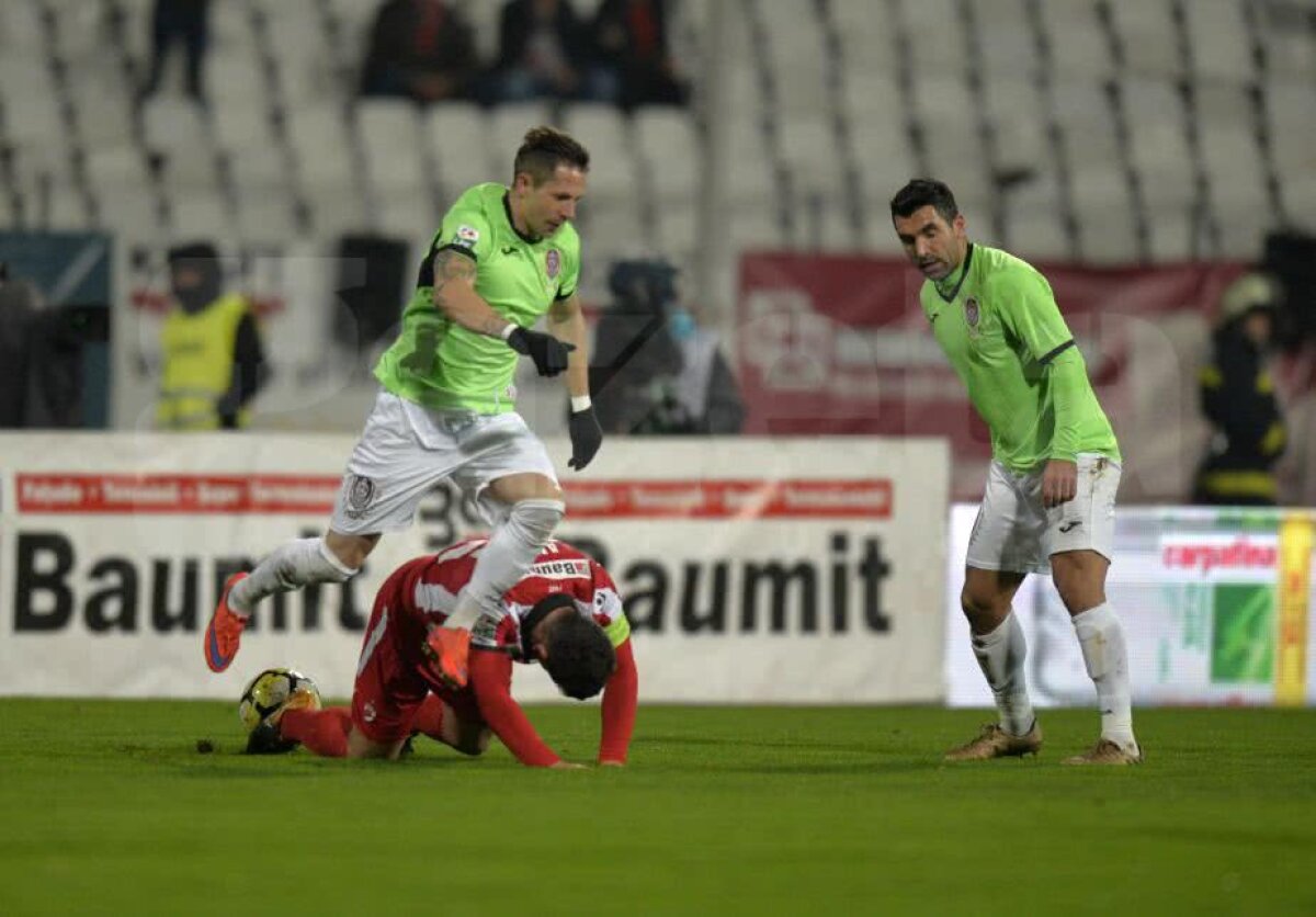 VIDEO+FOTO MINI Dinamo! » "Câinii" s-au făcut din nou de râs, pe teren propriu, iar CFR Cluj redevine liderul Ligii 1