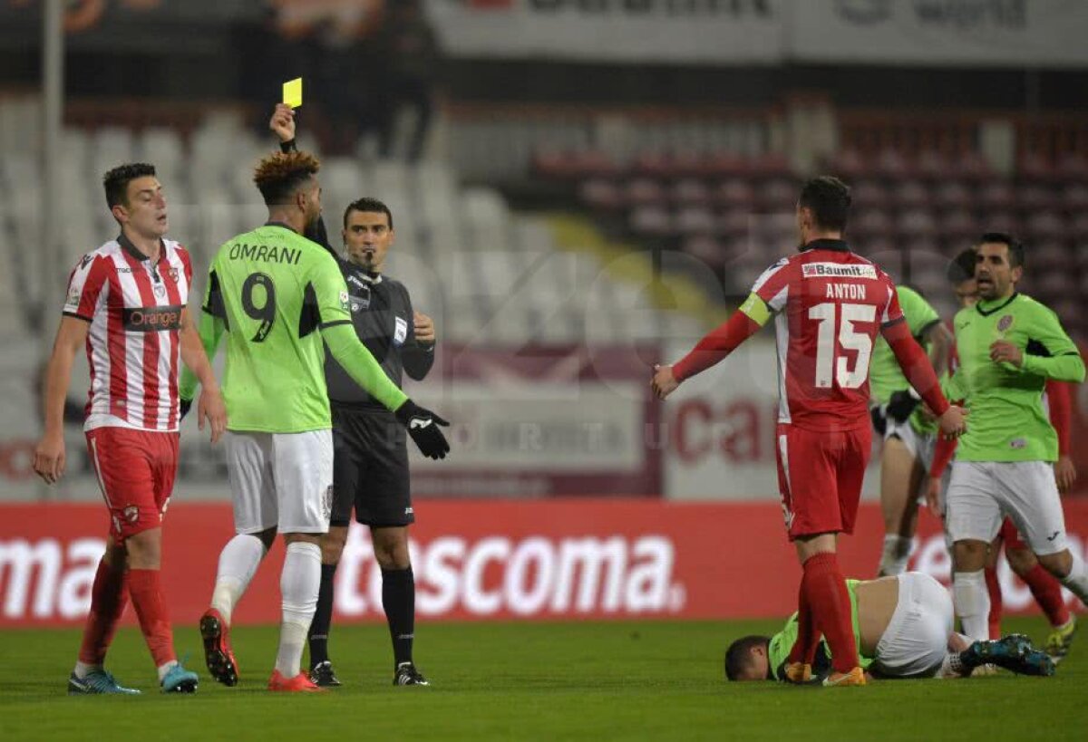 VIDEO+FOTO MINI Dinamo! » "Câinii" s-au făcut din nou de râs, pe teren propriu, iar CFR Cluj redevine liderul Ligii 1