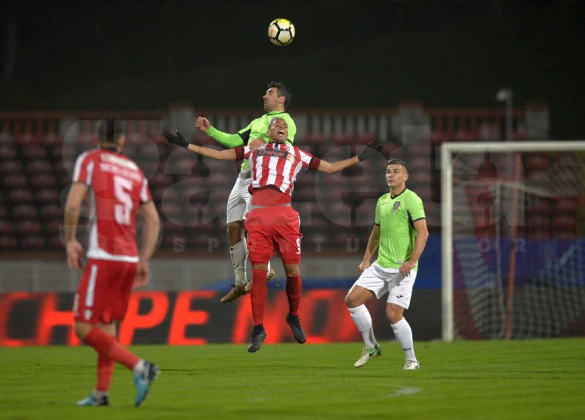 VIDEO+FOTO MINI Dinamo! » "Câinii" s-au făcut din nou de râs, pe teren propriu, iar CFR Cluj redevine liderul Ligii 1