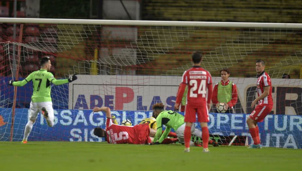 VIDEO+FOTO MINI Dinamo! » "Câinii" s-au făcut din nou de râs, pe teren propriu, iar CFR Cluj redevine liderul Ligii 1