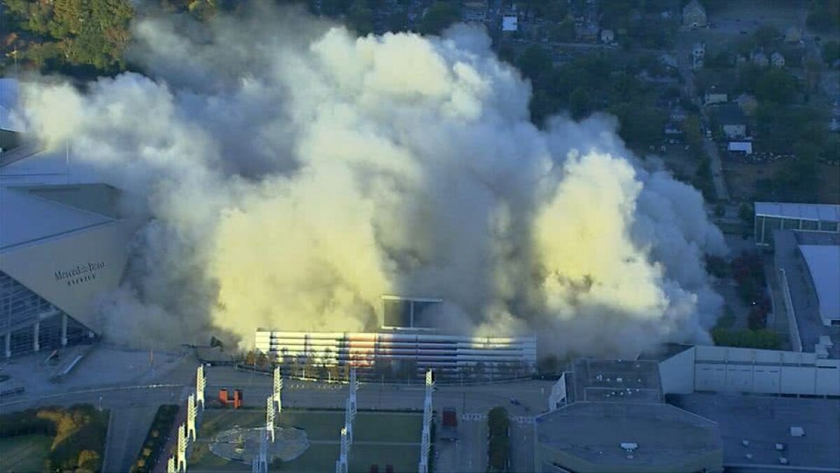 VIDEO + FOTO Imagini spectaculoase de peste ocean » Astăzi a avut loc implozia unui stadion legendar, înlocuit cu o arenă de 1,6 miliarde de dolari!