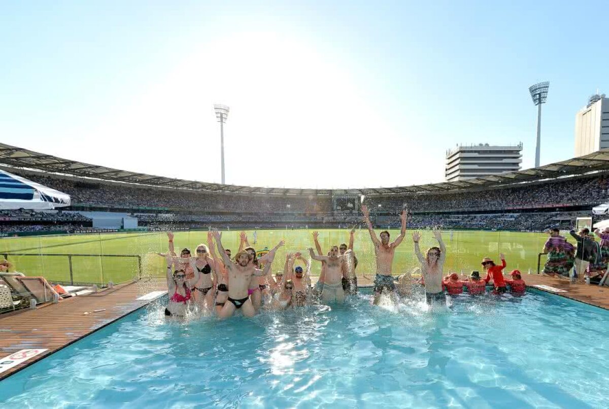 FOTO Nu vor pistă, dar au piscină! S-a construit primul stadion cu un sector în care fanii se pot bălăci și uita la meci