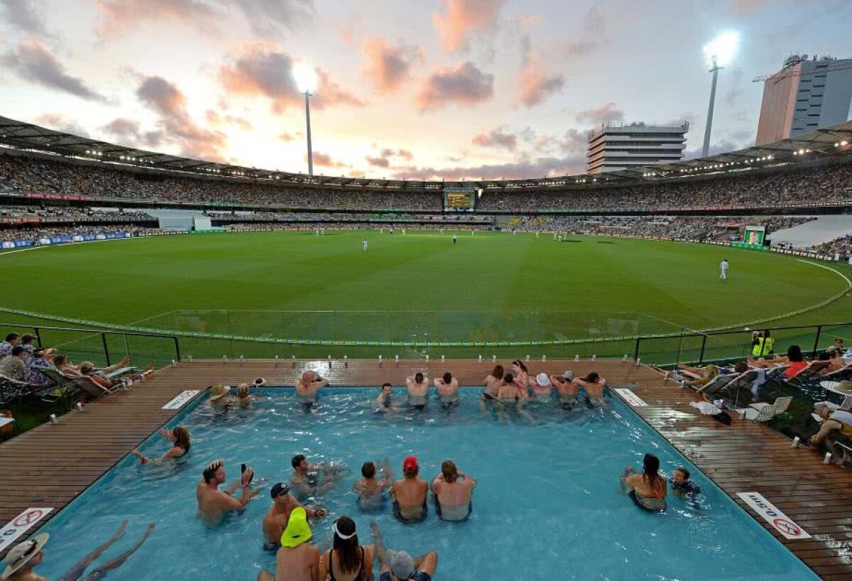 FOTO Nu vor pistă, dar au piscină! S-a construit primul stadion cu un sector în care fanii se pot bălăci și uita la meci