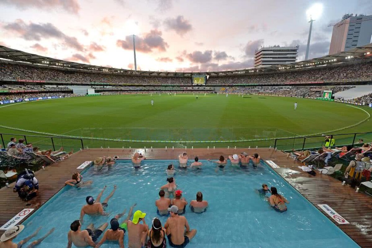 FOTO Nu vor pistă, dar au piscină! S-a construit primul stadion cu un sector în care fanii se pot bălăci și uita la meci