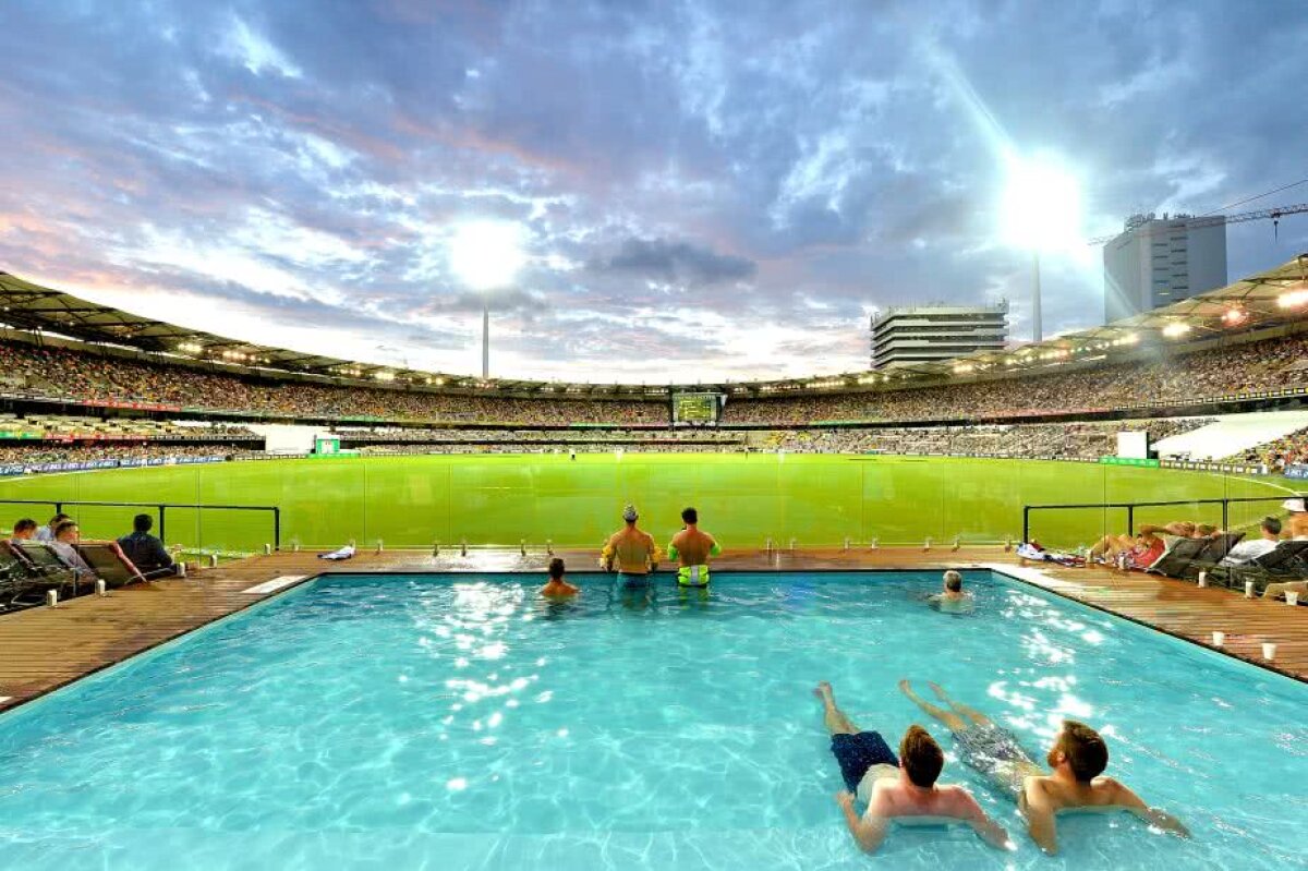 FOTO Nu vor pistă, dar au piscină! S-a construit primul stadion cu un sector în care fanii se pot bălăci și uita la meci