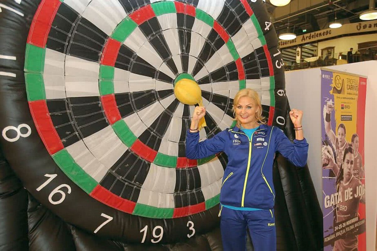 GALERIE FOTO Asaltate de suporteri la Craiova » Fetele din naționala de handbal se pregătesc de "Trofeul Carpați" + Programul competiției