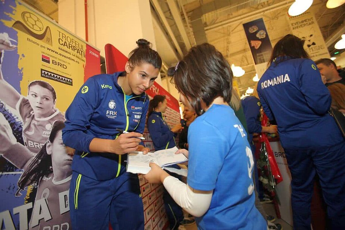 GALERIE FOTO Asaltate de suporteri la Craiova » Fetele din naționala de handbal se pregătesc de "Trofeul Carpați" + Programul competiției
