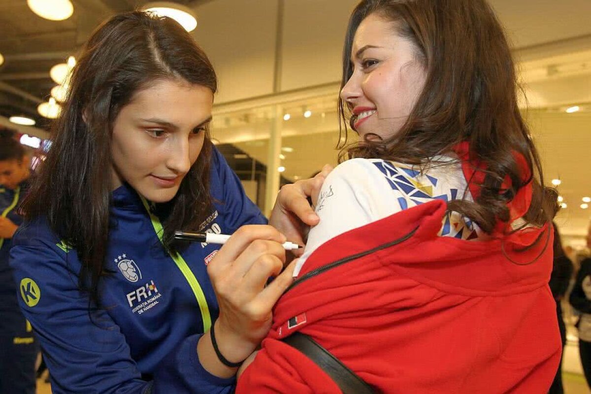 GALERIE FOTO Asaltate de suporteri la Craiova » Fetele din naționala de handbal se pregătesc de "Trofeul Carpați" + Programul competiției