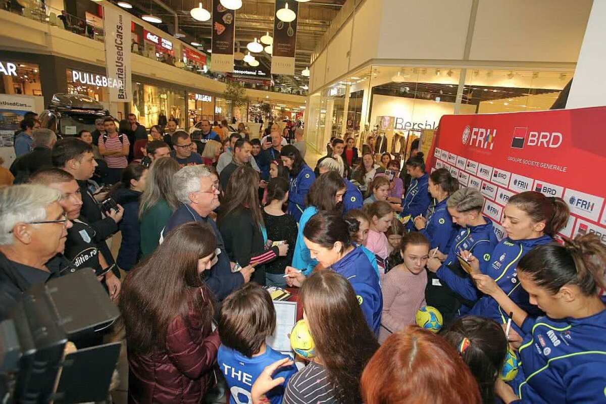 GALERIE FOTO Asaltate de suporteri la Craiova » Fetele din naționala de handbal se pregătesc de "Trofeul Carpați" + Programul competiției