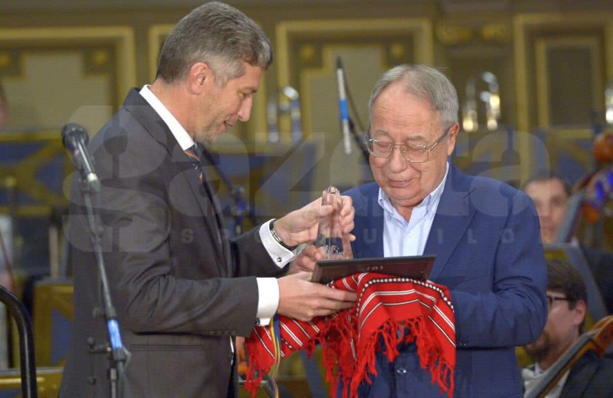 GALERIE FOTO APS a împlinit 90 de ani » Gazeta Sporturilor premiată, Ovidiu Ioanițoaia a ridicat premiul