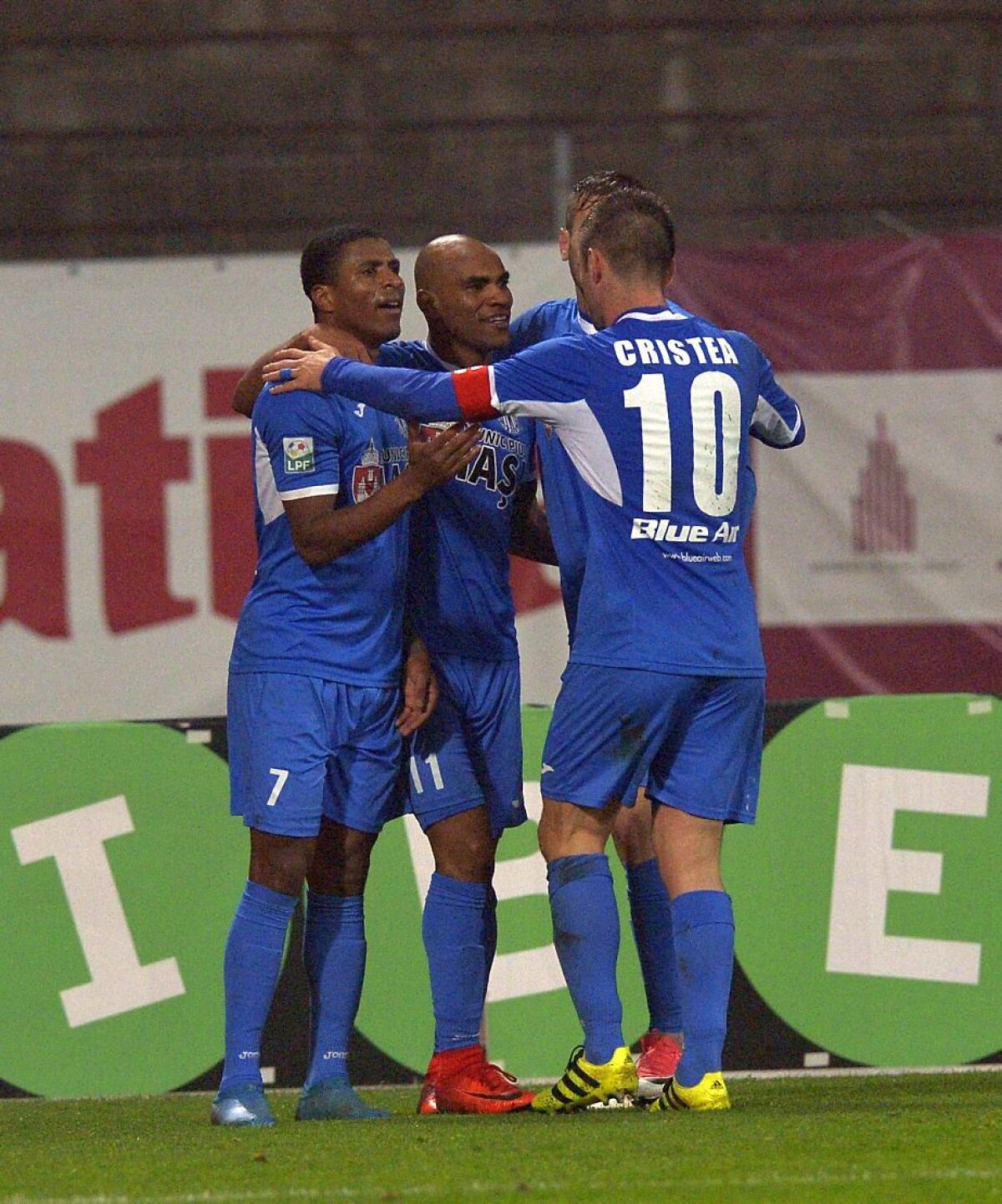 CRONICĂ+VIDEO+FOTO » Miriuță nu e "over". Cartonașele sunt! Victorie cu scandal pentru Dinamo în fața lui Poli Iași