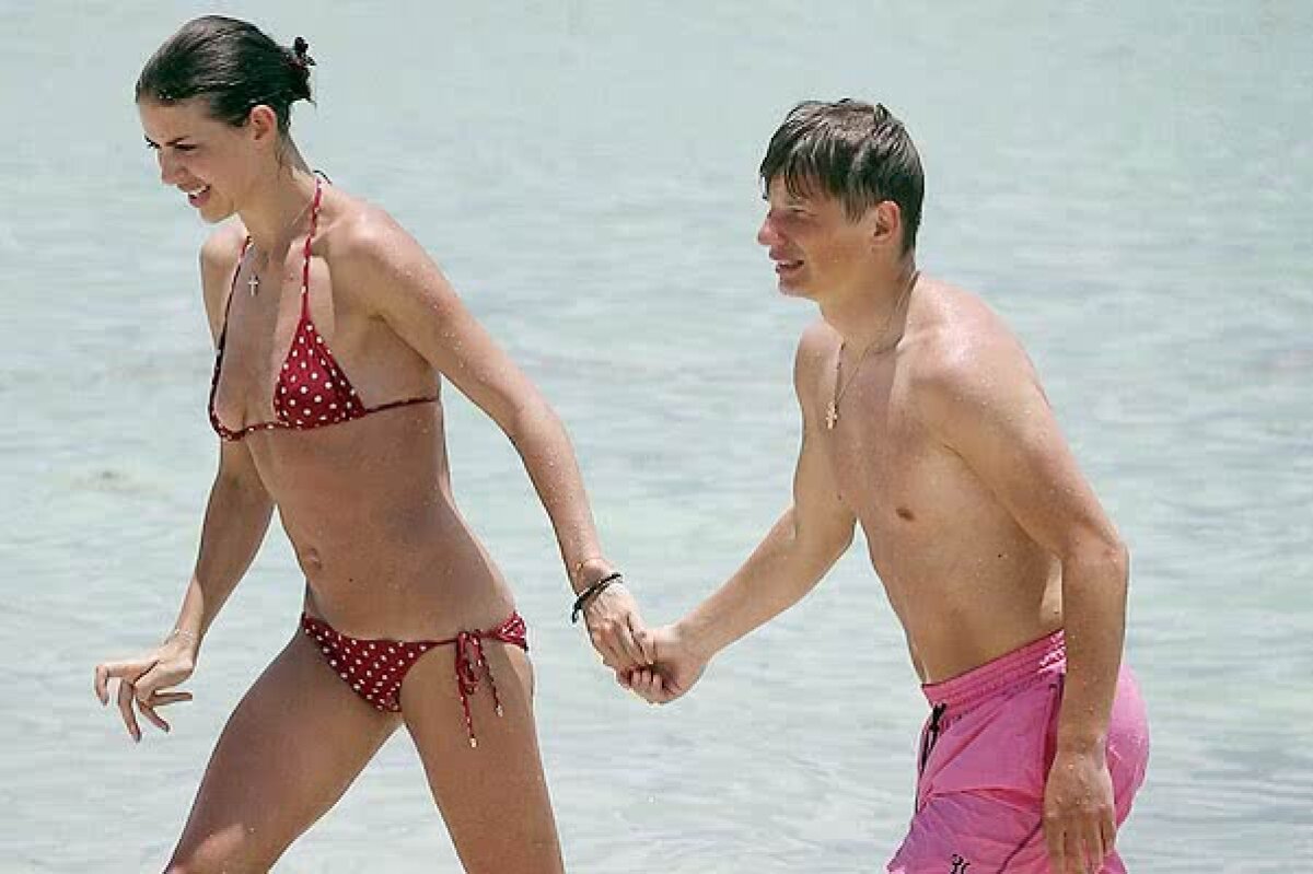 FOTO O nouă șansă! Un fotbalist a călcat strâmb, dar soția sa l-a iertat din nou