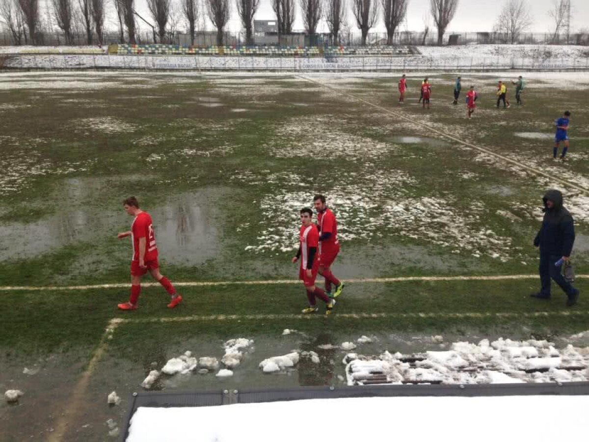 GALERIE FOTO Senzații tari din România: cum arăta stadionul pe care s-a jucat azi » Măcar fotbaliștii au avut simțul umorului