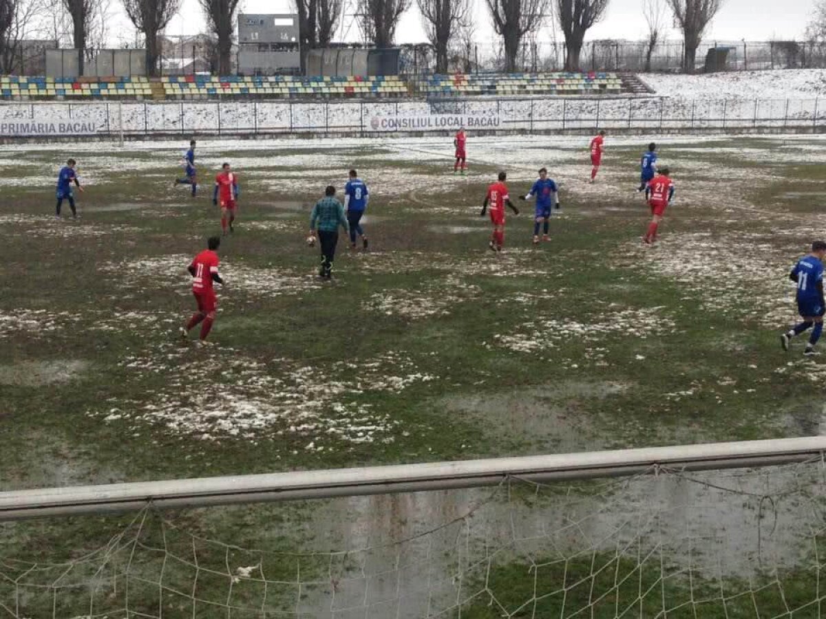 GALERIE FOTO Senzații tari din România: cum arăta stadionul pe care s-a jucat azi » Măcar fotbaliștii au avut simțul umorului