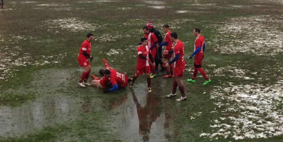 GALERIE FOTO Senzații tari din România: cum arăta stadionul pe care s-a jucat azi » Măcar fotbaliștii au avut simțul umorului