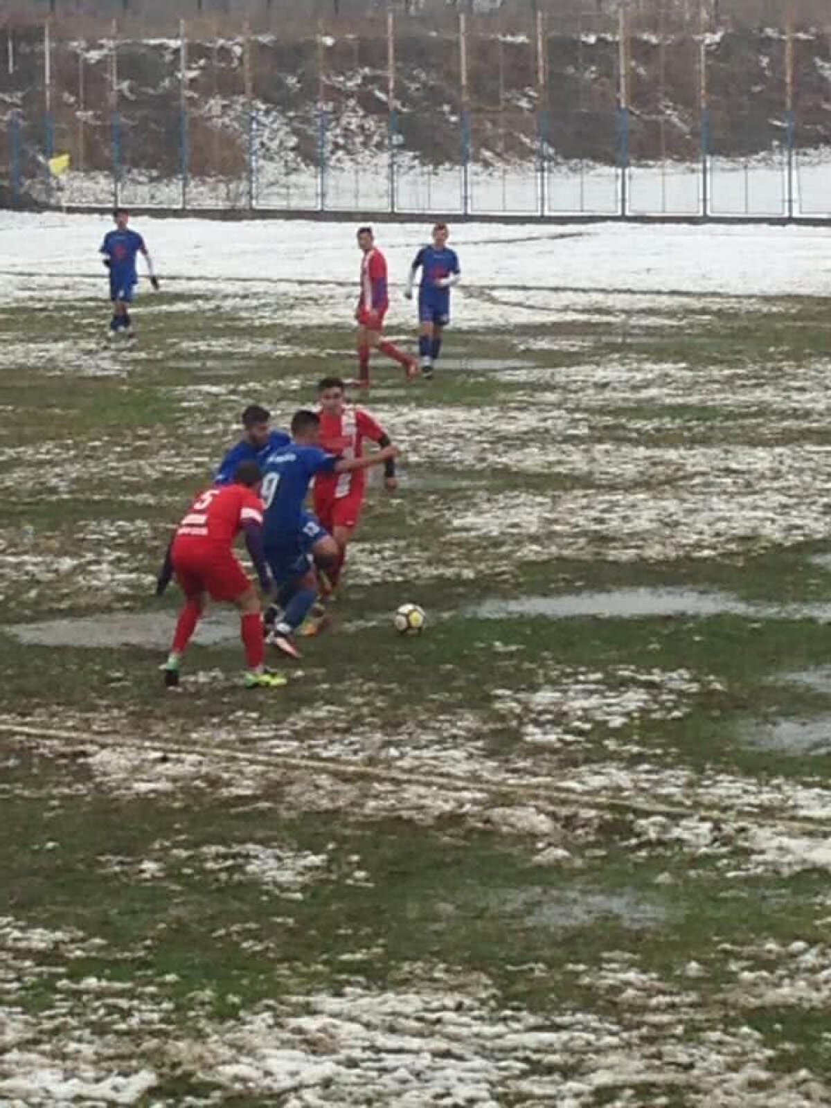 GALERIE FOTO Senzații tari din România: cum arăta stadionul pe care s-a jucat azi » Măcar fotbaliștii au avut simțul umorului