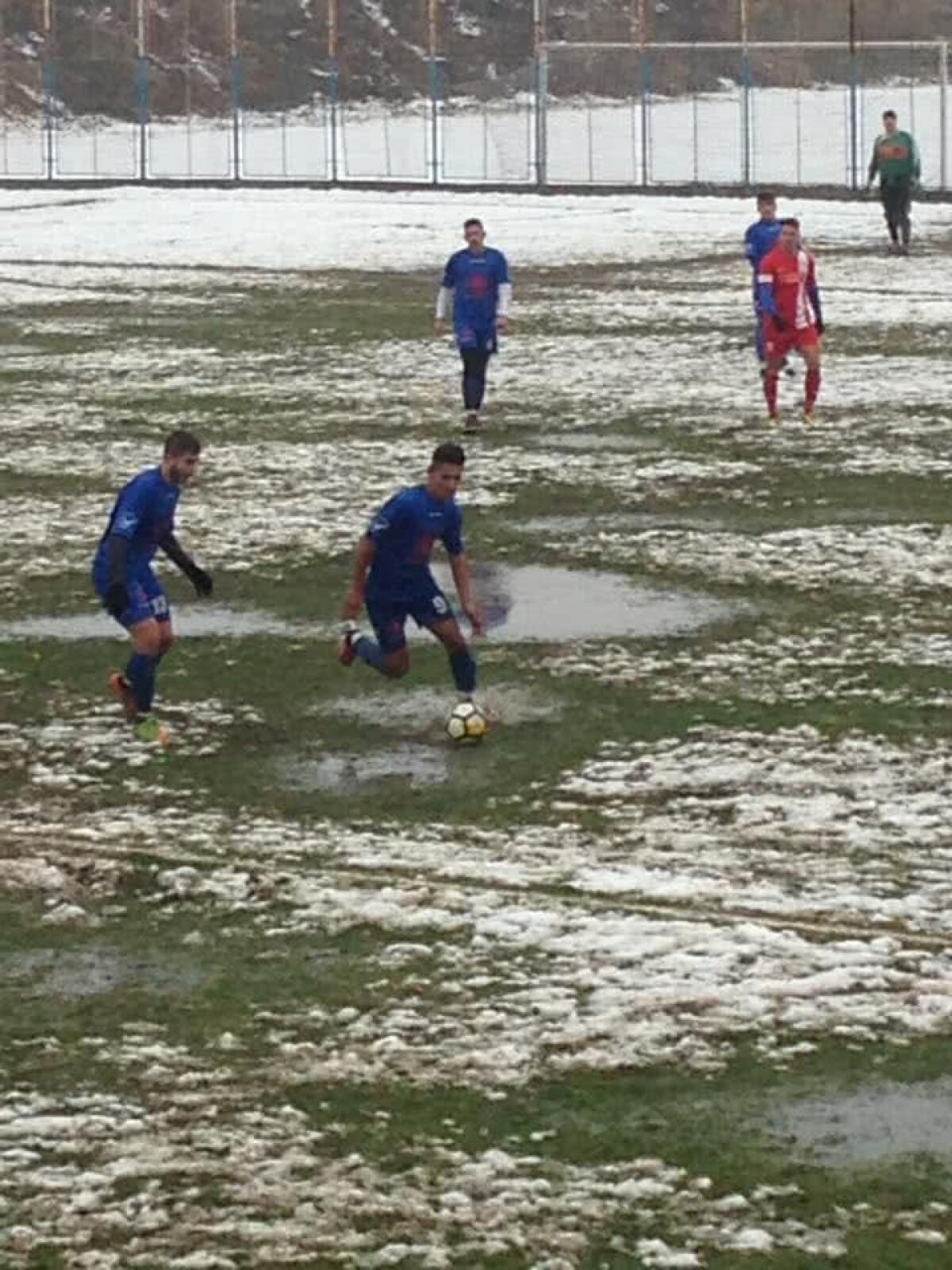 GALERIE FOTO Senzații tari din România: cum arăta stadionul pe care s-a jucat azi » Măcar fotbaliștii au avut simțul umorului