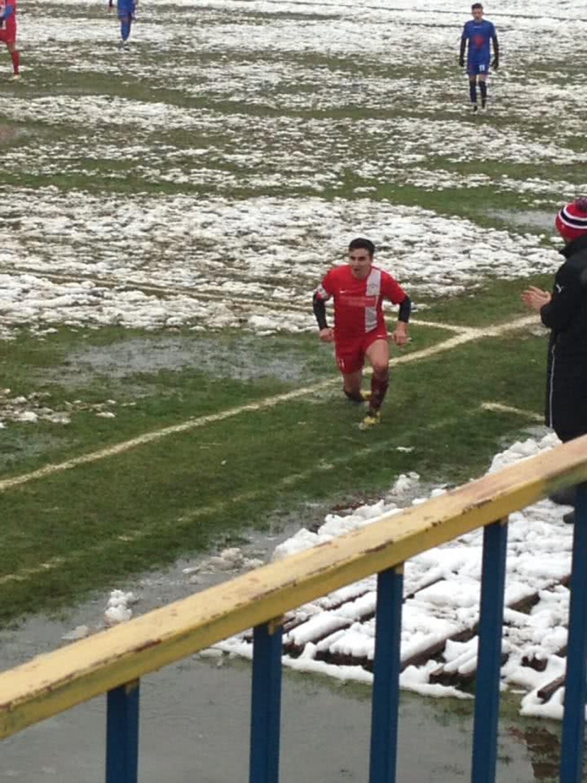 GALERIE FOTO Senzații tari din România: cum arăta stadionul pe care s-a jucat azi » Măcar fotbaliștii au avut simțul umorului