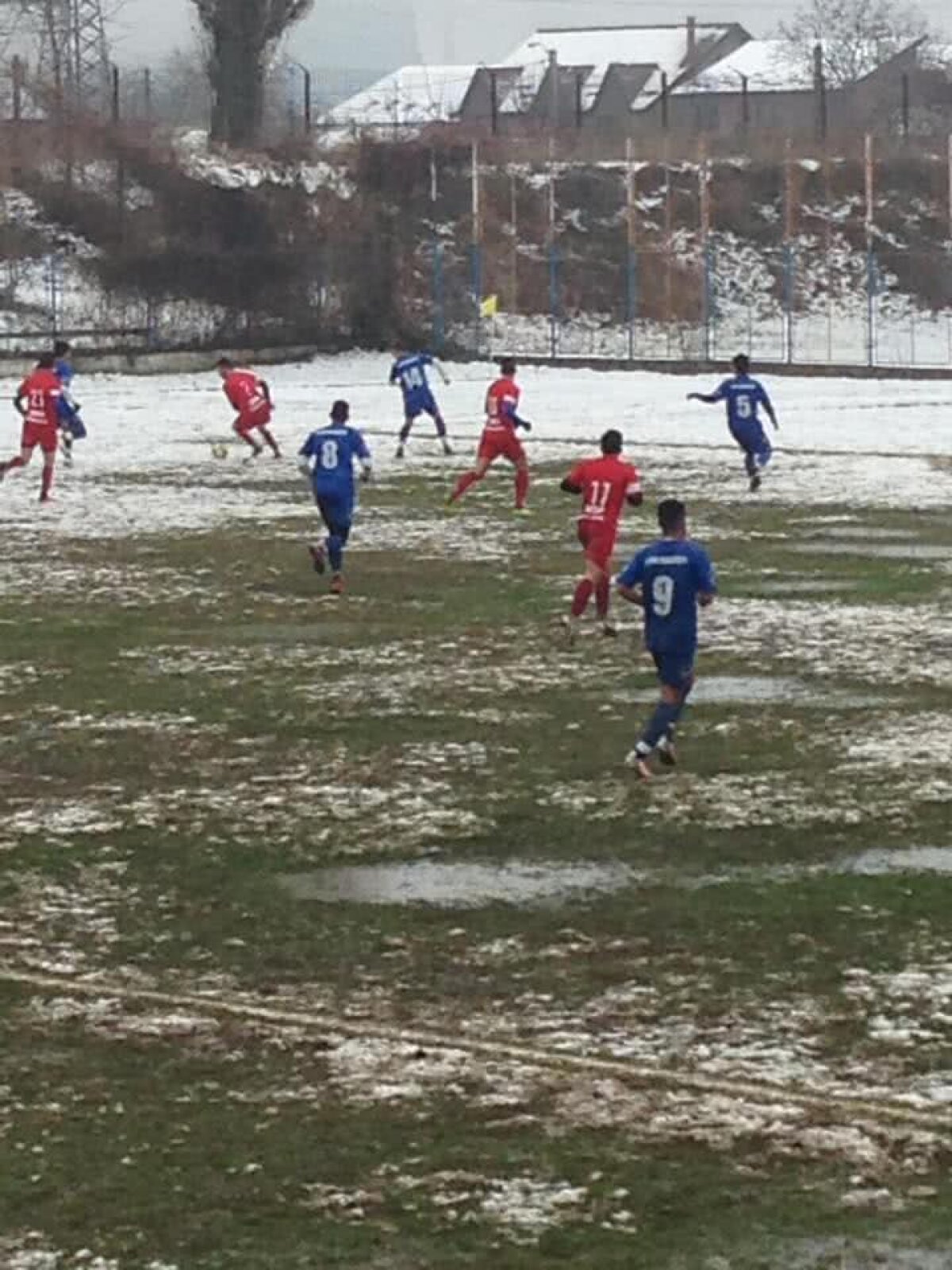 GALERIE FOTO Senzații tari din România: cum arăta stadionul pe care s-a jucat azi » Măcar fotbaliștii au avut simțul umorului