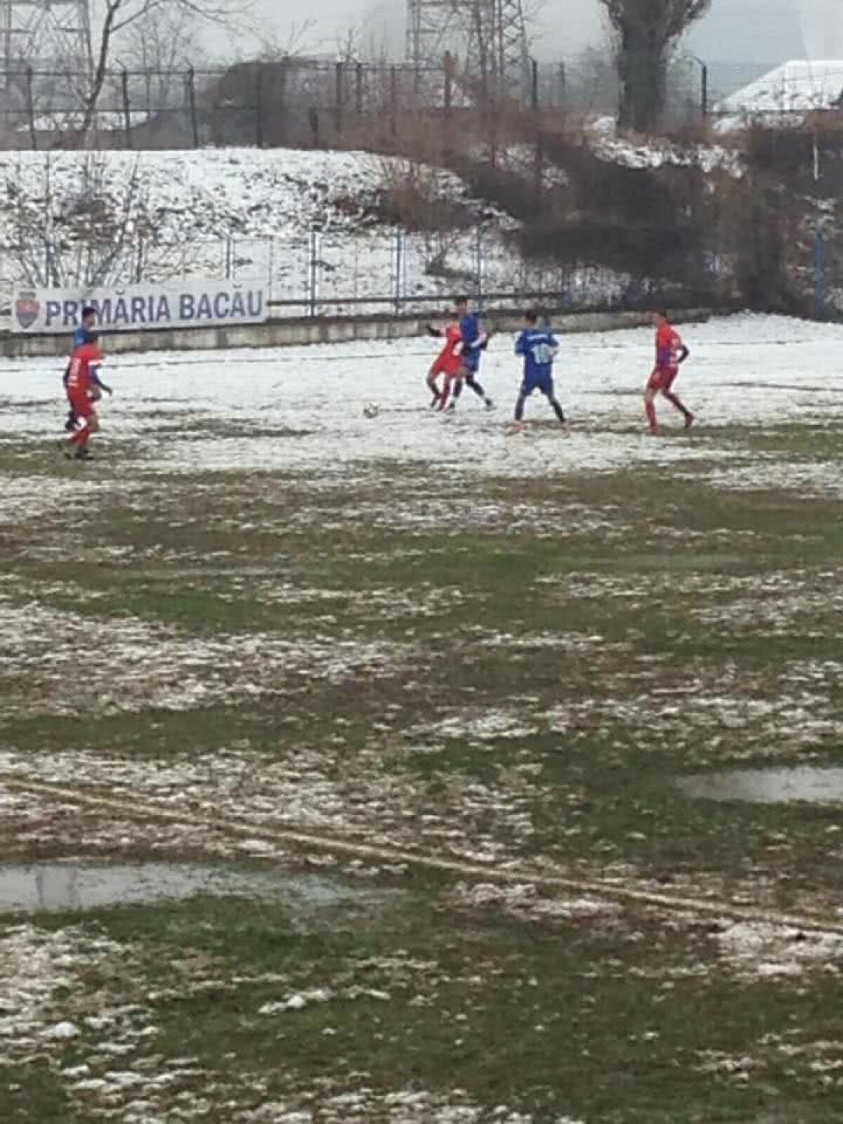 GALERIE FOTO Senzații tari din România: cum arăta stadionul pe care s-a jucat azi » Măcar fotbaliștii au avut simțul umorului