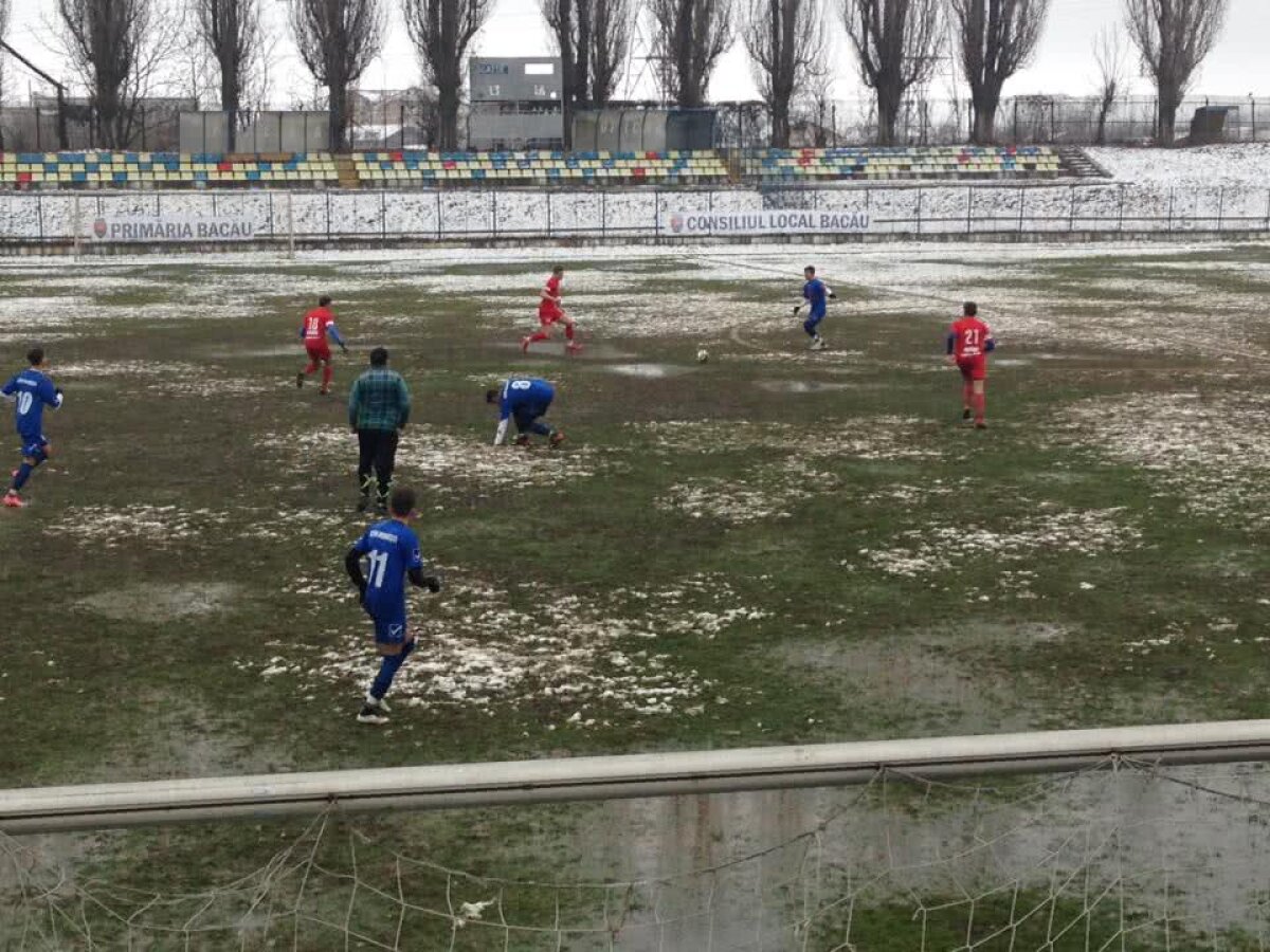 GALERIE FOTO Senzații tari din România: cum arăta stadionul pe care s-a jucat azi » Măcar fotbaliștii au avut simțul umorului