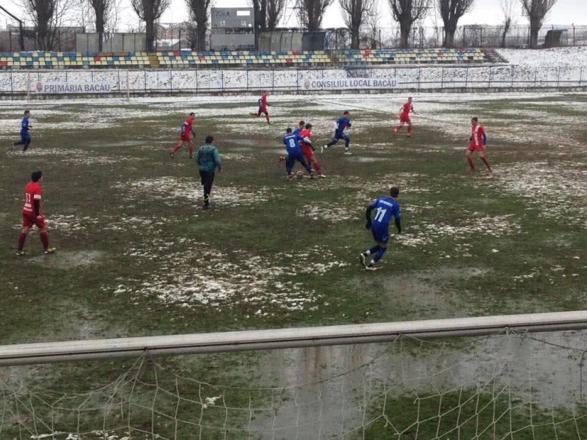 GALERIE FOTO Senzații tari din România: cum arăta stadionul pe care s-a jucat azi » Măcar fotbaliștii au avut simțul umorului