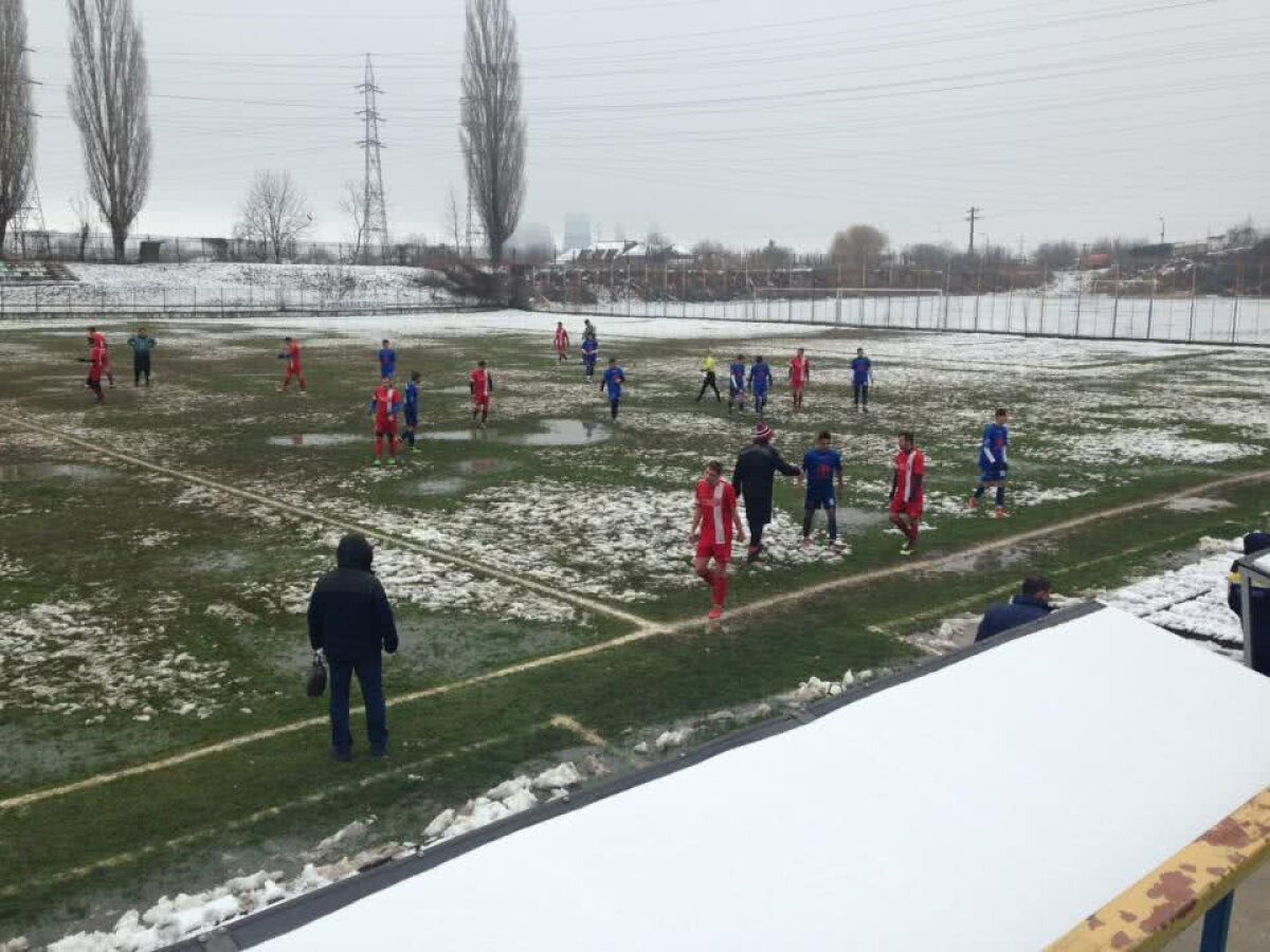 GALERIE FOTO Senzații tari din România: cum arăta stadionul pe care s-a jucat azi » Măcar fotbaliștii au avut simțul umorului