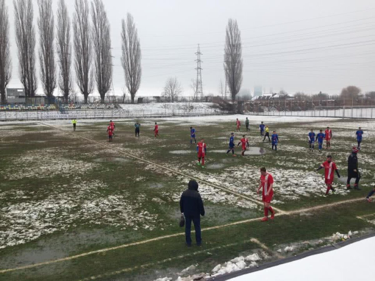 GALERIE FOTO Senzații tari din România: cum arăta stadionul pe care s-a jucat azi » Măcar fotbaliștii au avut simțul umorului