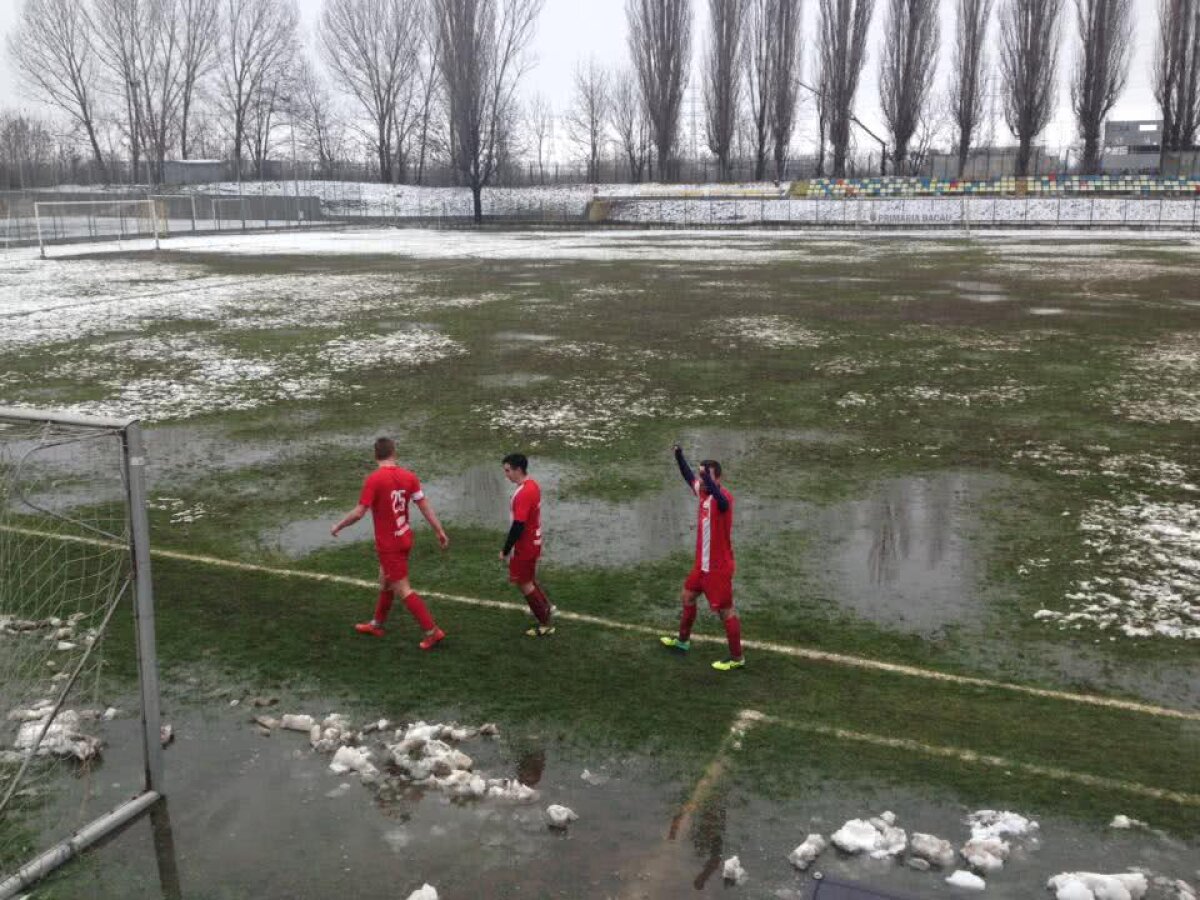 GALERIE FOTO Senzații tari din România: cum arăta stadionul pe care s-a jucat azi » Măcar fotbaliștii au avut simțul umorului