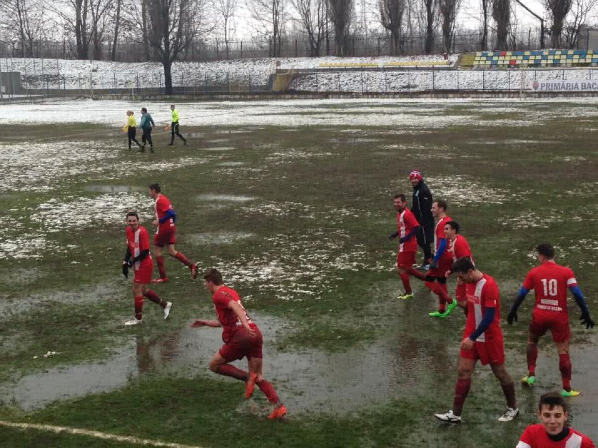 GALERIE FOTO Senzații tari din România: cum arăta stadionul pe care s-a jucat azi » Măcar fotbaliștii au avut simțul umorului