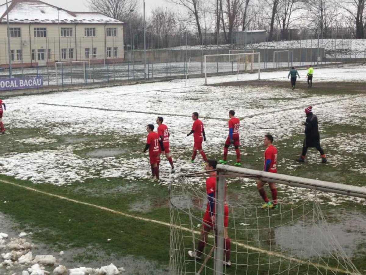 GALERIE FOTO Senzații tari din România: cum arăta stadionul pe care s-a jucat azi » Măcar fotbaliștii au avut simțul umorului