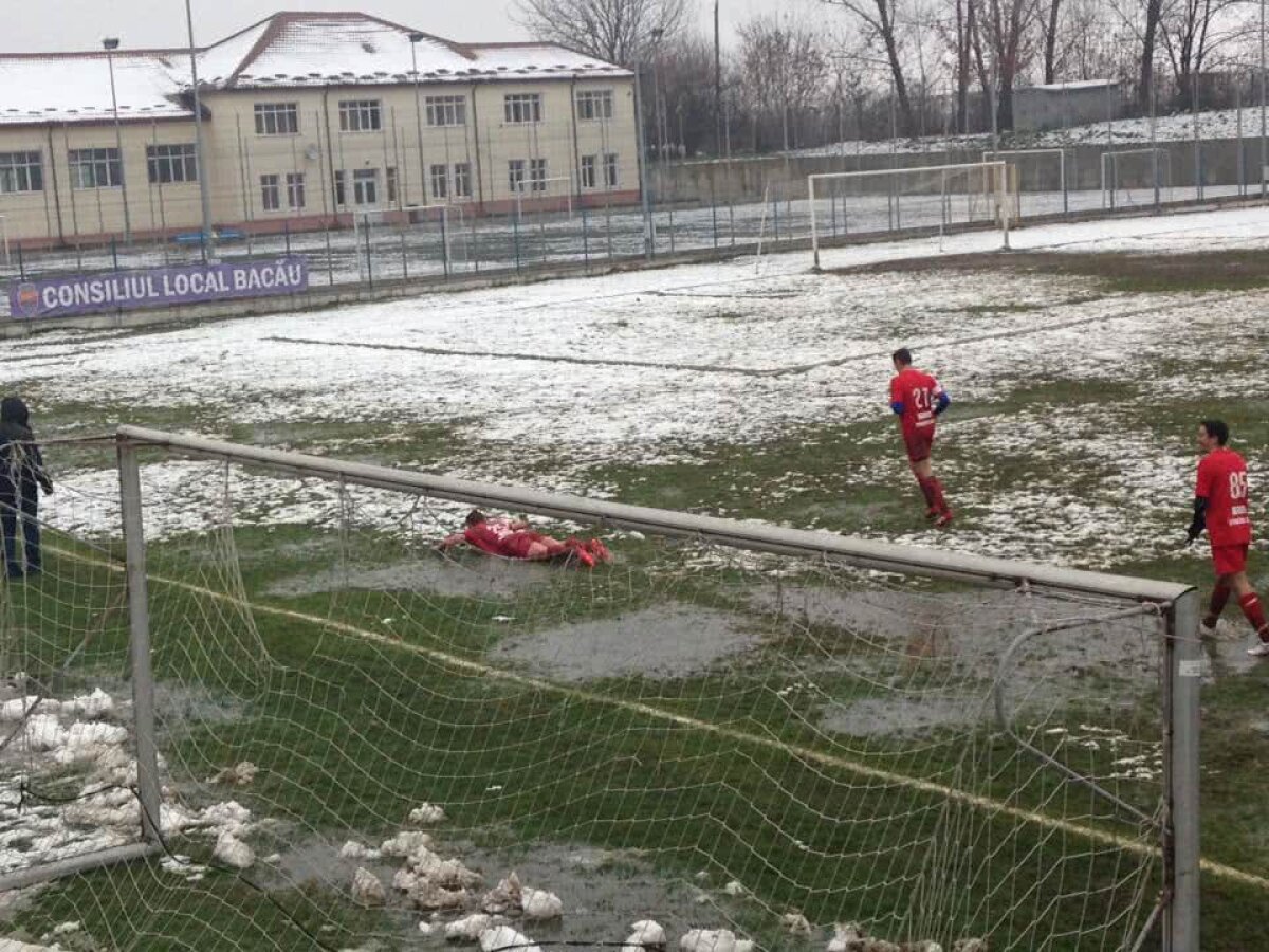 GALERIE FOTO Senzații tari din România: cum arăta stadionul pe care s-a jucat azi » Măcar fotbaliștii au avut simțul umorului