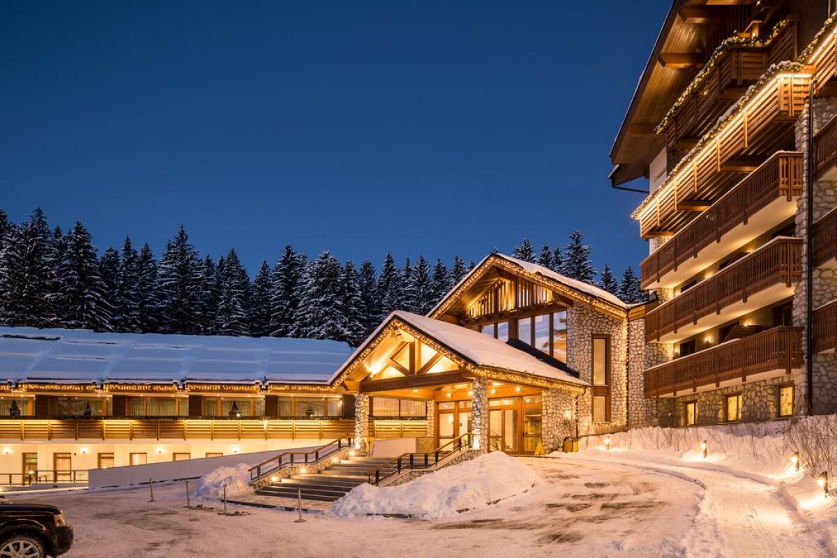 GALERIE FOTO Cât te costă să petreci Revelionul alături de Gigi Becali » Luțu și Argăseală, printre invitații speciali