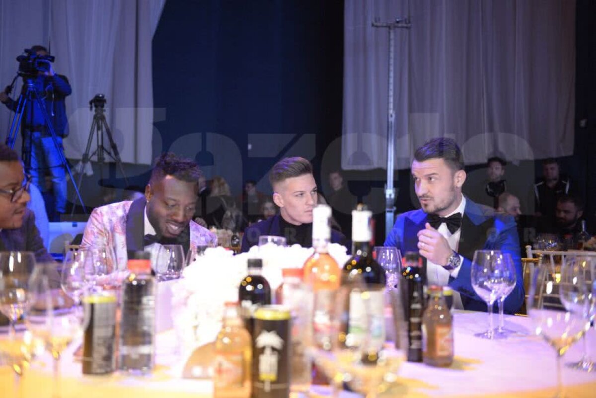 GALERIE FOTO FCSB vs Viitorul la Gala Fotbalului Românesc » Gluma lui Budescu în momentul în care a ridicat premiul unui coleg: "Asta e culmea" 