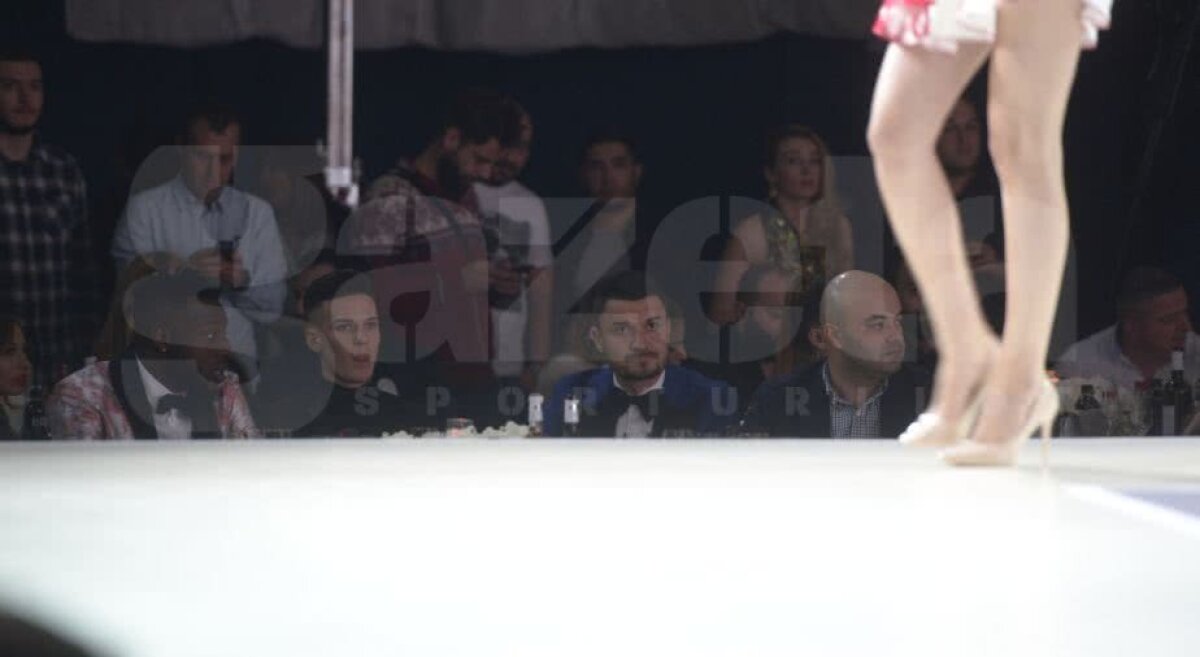 GALERIE FOTO FCSB vs Viitorul la Gala Fotbalului Românesc » Gluma lui Budescu în momentul în care a ridicat premiul unui coleg: "Asta e culmea" 