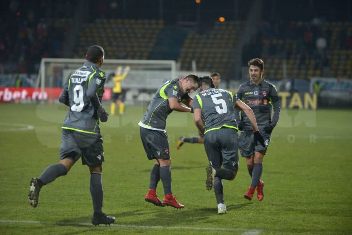 VIDEO + FOTO  Dinamo, spectacol la Brașov în meciul cu Sepsi, scor 3-0, iar Hanca și-a recăpătat vocea! "Câinii", la un punct de play-off 