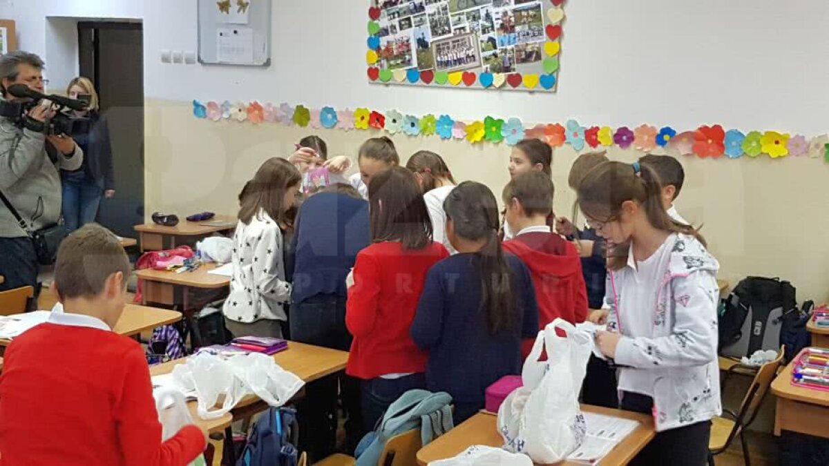 VIDEO+FOTO Rivalitatea dintre Steaua și Dinamo s-a mutat la școala generală! "Moș" Marius Niculae, dar și alți sportivi au împărțit cadouri copiilor