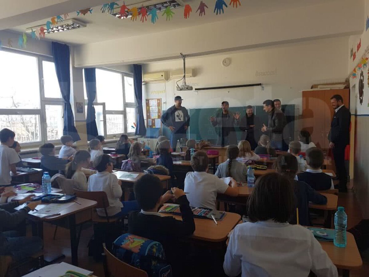 VIDEO+FOTO Rivalitatea dintre Steaua și Dinamo s-a mutat la școala generală! "Moș" Marius Niculae, dar și alți sportivi au împărțit cadouri copiilor