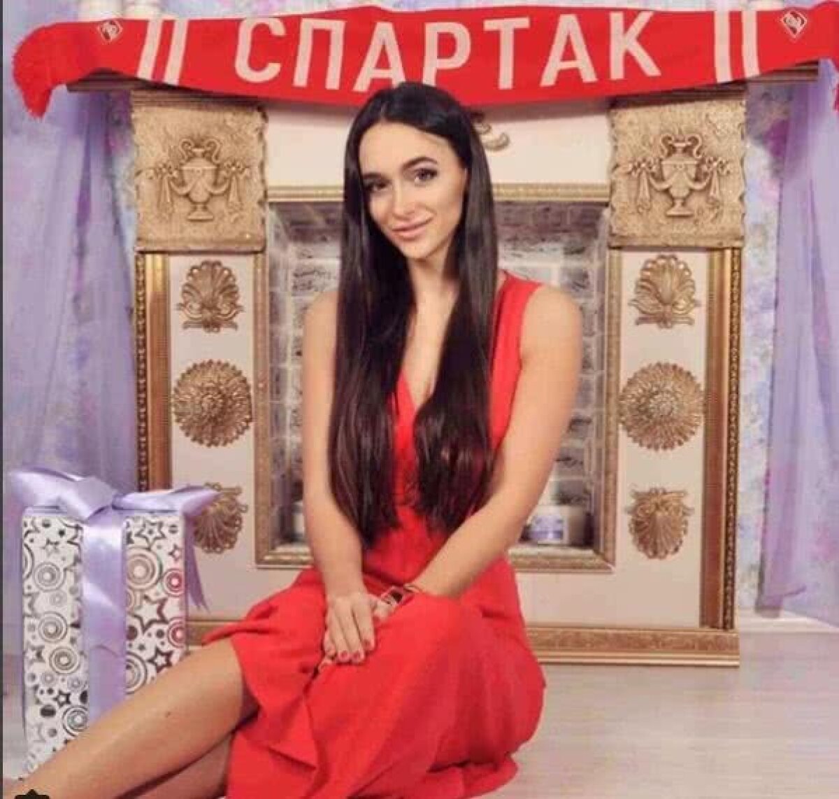 GALERIE FOTO SAVUROASĂ » Ea e sexy-doctorița care le interzice jucătorilor să facă sex înaintea meciului cu Liverpool