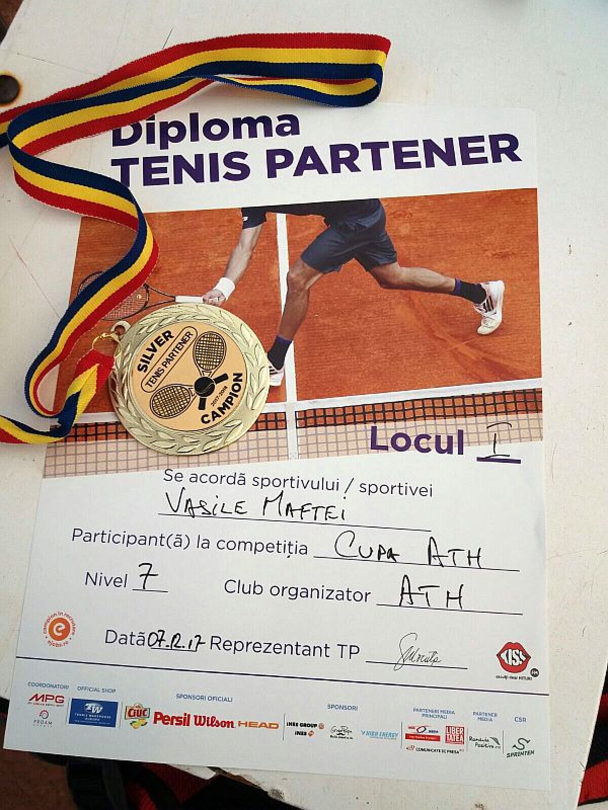 VIDEO+FOTO Au dat fotbalul pe tenis » Maftei și Daniel Niculae s-au confruntat în finala unui turneu de tenis