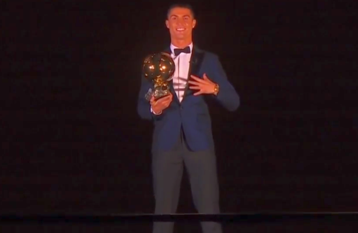 VIDEO Premiat în Turnul Eiffel: Cristiano Ronaldo a luat al 5-lea Balon de Aur și l-a egalat pe Messi » Cum arată top 3