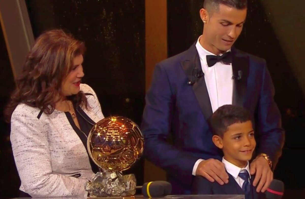 VIDEO Premiat în Turnul Eiffel: Cristiano Ronaldo a luat al 5-lea Balon de Aur și l-a egalat pe Messi » Cum arată top 3