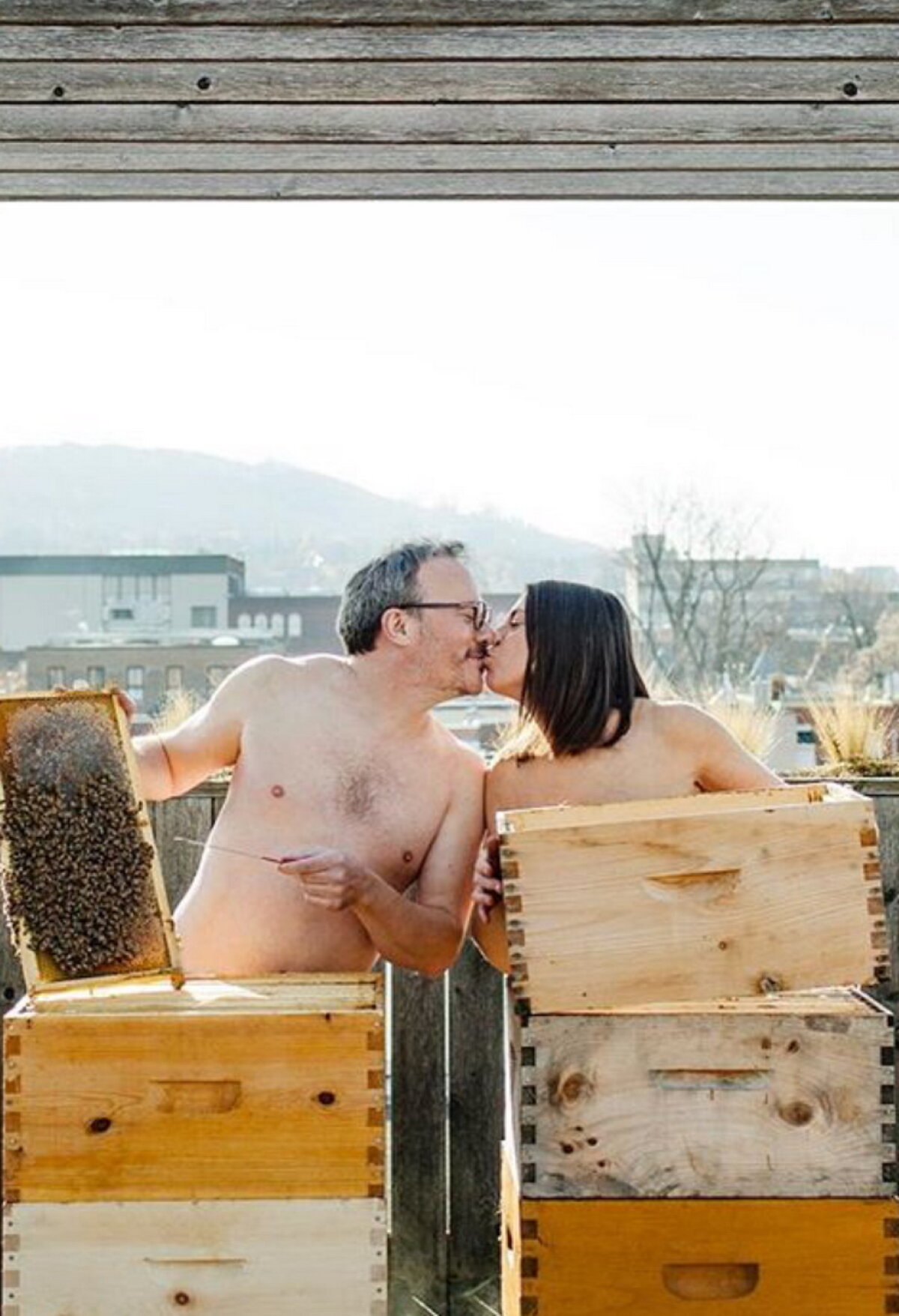 GALERIE FOTO Apicultorii au calendar nud pentru 2018. Fotografiile sunt senzaționale!