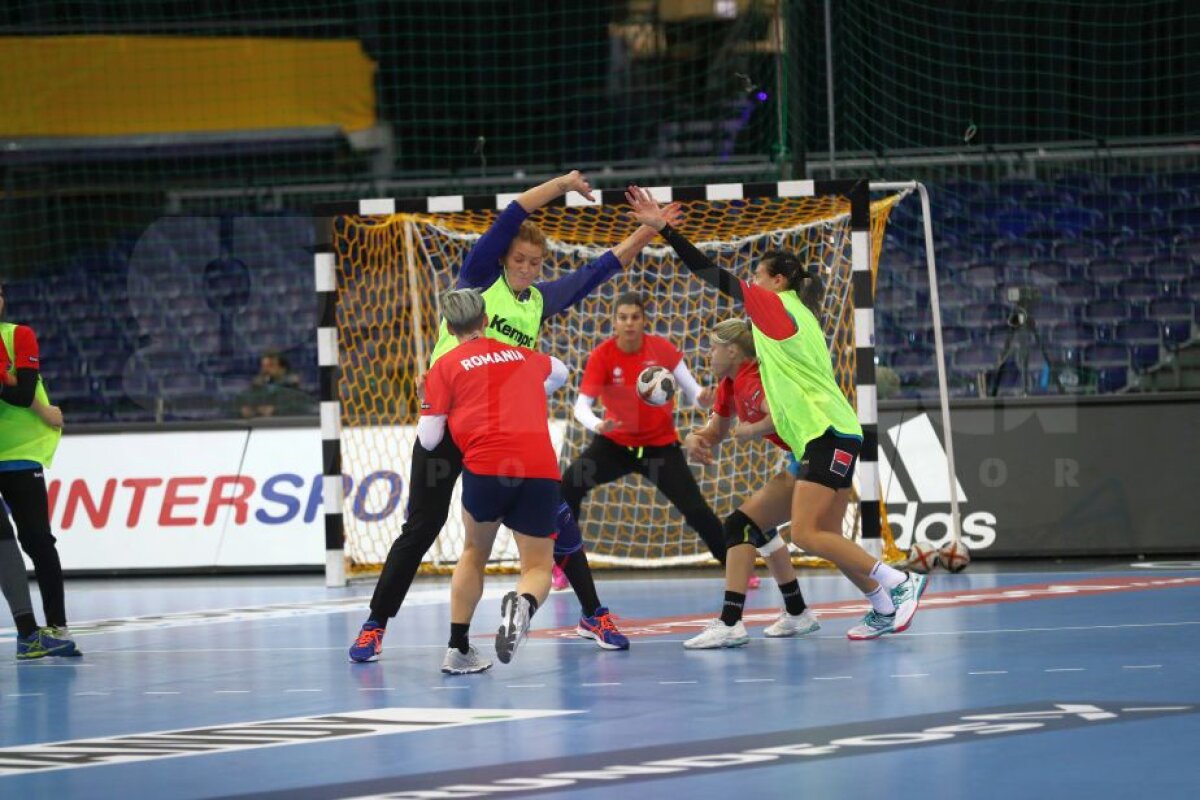 FOTO + VIDEO EXCLUSIV Fetele din naționala de handbal au încins o "miuță" la antrenamentul de astăzi » Ce fotbalist român juca la câțiva metri de ele