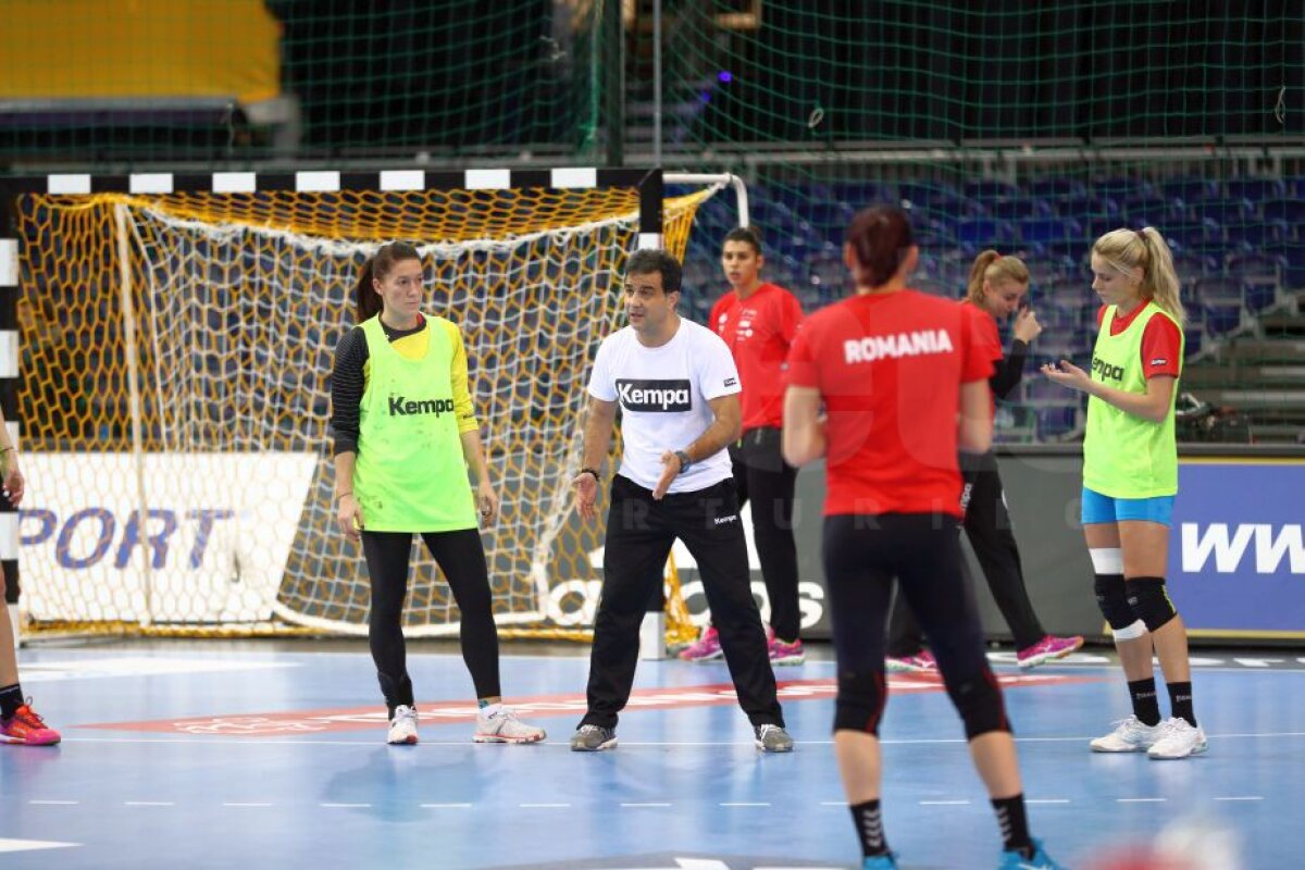 FOTO + VIDEO EXCLUSIV Fetele din naționala de handbal au încins o "miuță" la antrenamentul de astăzi » Ce fotbalist român juca la câțiva metri de ele