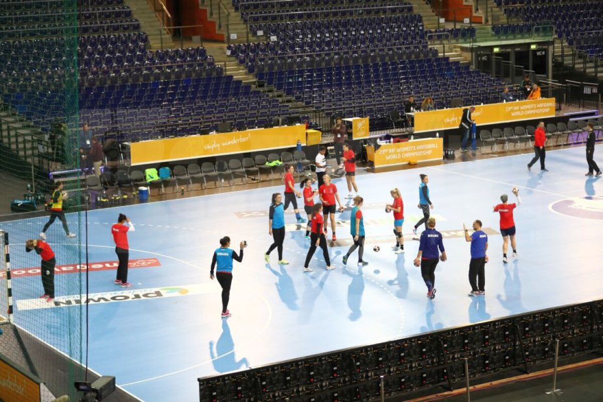 FOTO + VIDEO EXCLUSIV Fetele din naționala de handbal au încins o "miuță" la antrenamentul de astăzi » Ce fotbalist român juca la câțiva metri de ele